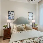In With Terrace Views شقة