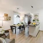 In With Terrace Views شقة