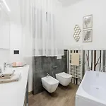 In With Terrace Views شقة لوكا